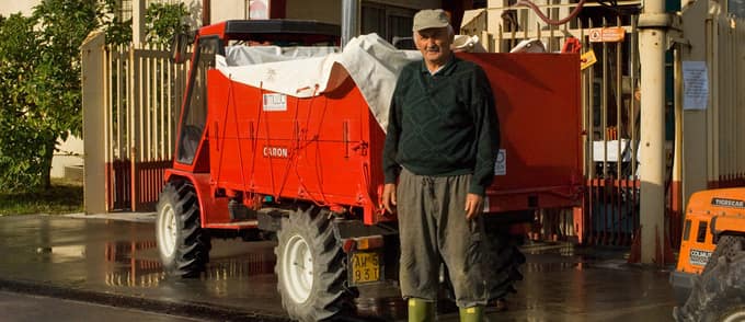 Vignaiolo e trattore rosso