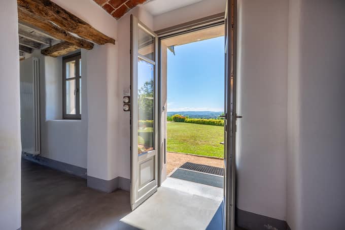Fully restored luxury country home