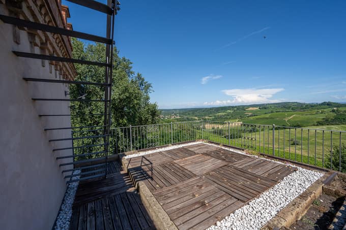 Fully restored luxury country home