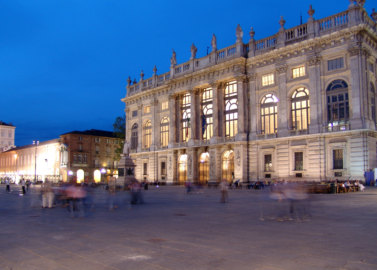 Palazzo Madama illuminato al tramonto in Piazza Castello, Torino, dove le Mini di The Italian Job scendono dallo scalone