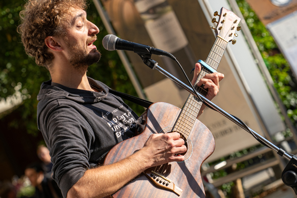 Music in the streets - People photography by Richard A. Edwards - Langhe Property