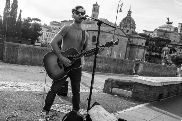 Singing in Rome - People photography by Richard A. Edwards - Langhe Property