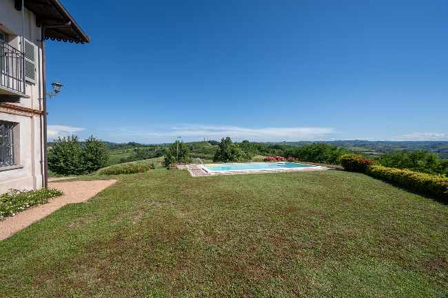 Fully restored luxury country home