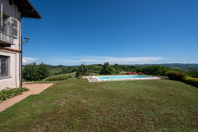 Fully restored luxury country home