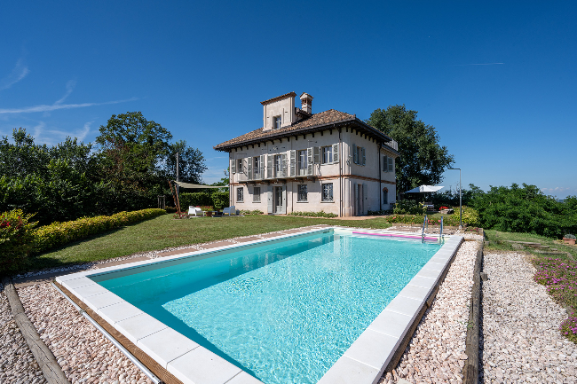 Fully restored luxury country home