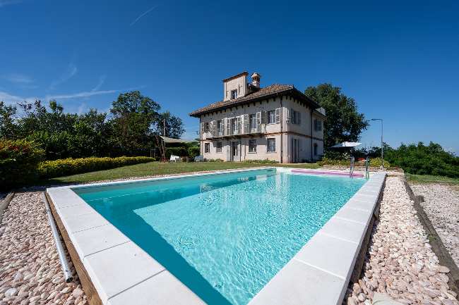Fully restored luxury country home