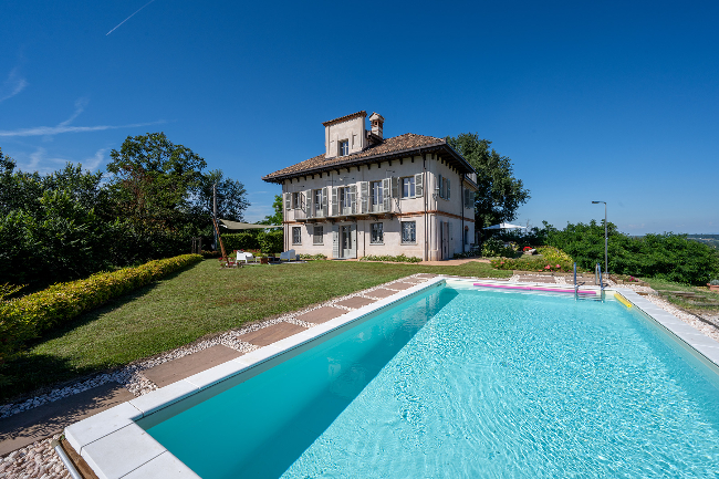 Fully restored luxury country home
