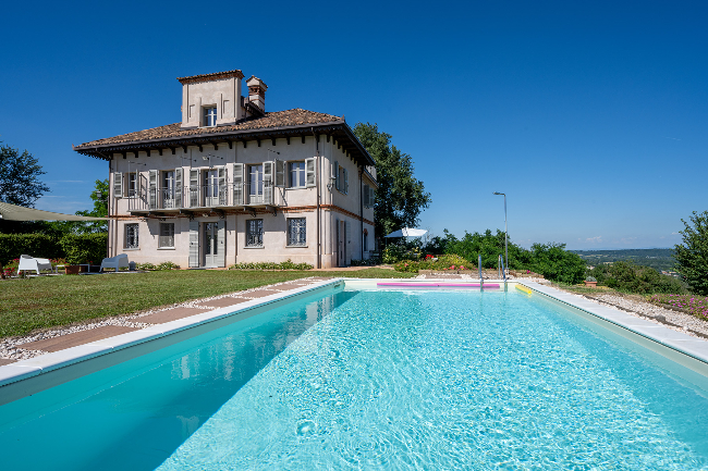 Fully restored luxury country home