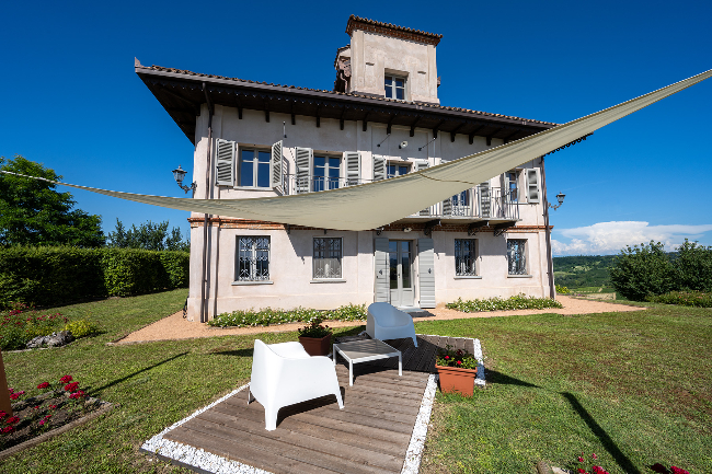 Fully restored luxury country home