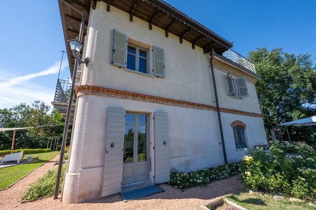 Fully restored luxury country home