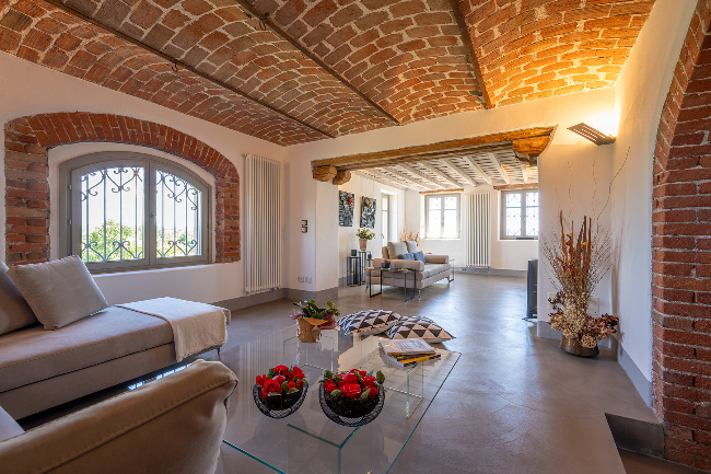 Fully restored luxury country home