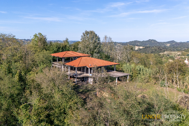 'Shell' villa in stunning location close to Alba