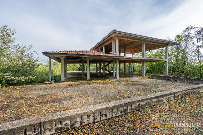 'Shell' villa in stunning location close to Alba