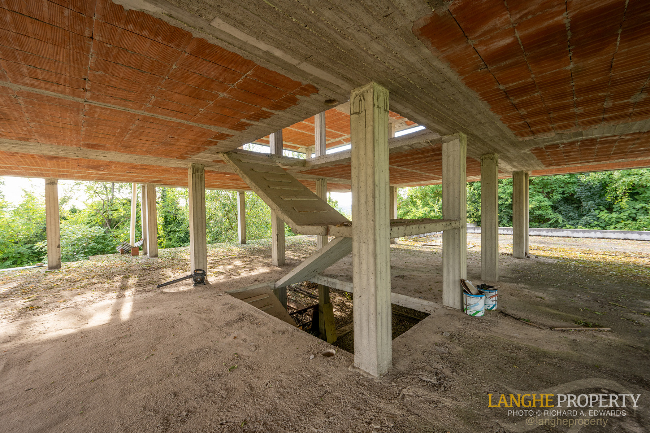 'Shell' villa in stunning location close to Alba