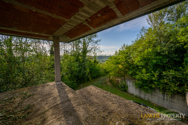 'Shell' villa in stunning location close to Alba