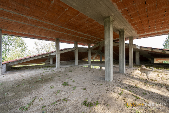 'Shell' villa in stunning location close to Alba