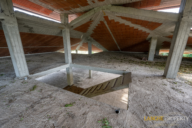 'Shell' villa in stunning location close to Alba