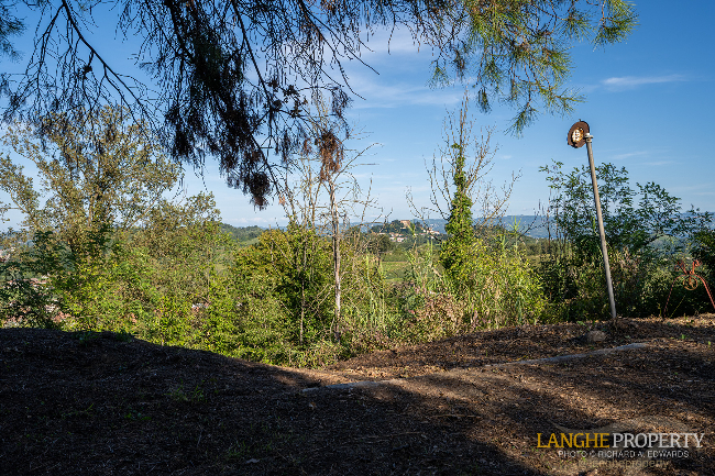 'Shell' villa in stunning location close to Alba