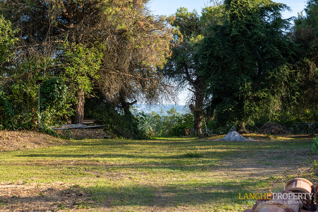 'Shell' villa in stunning location close to Alba