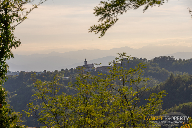 'Shell' villa in stunning location close to Alba
