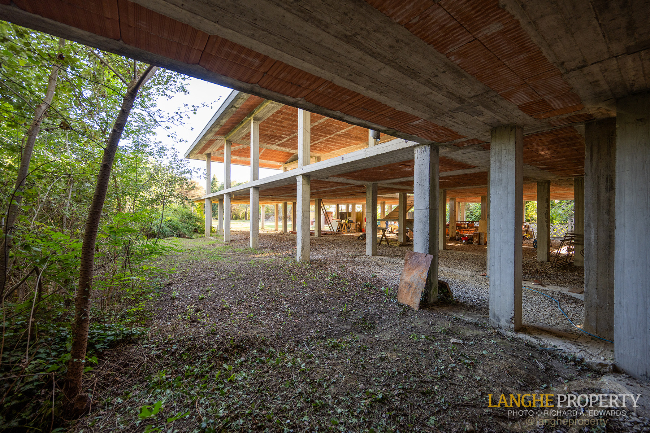 'Shell' villa in stunning location close to Alba