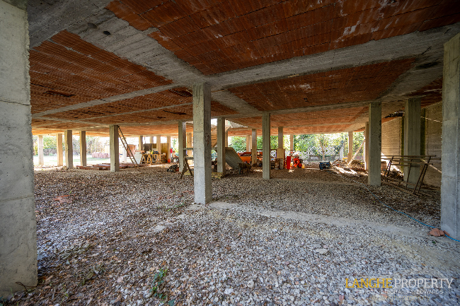 'Shell' villa in stunning location close to Alba