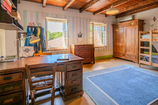 18th century ancient retreat located in Paradise