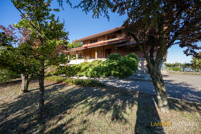 Barbaresco villa with stunning view of vineyards and Alps