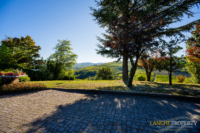 Barbaresco villa with stunning view of vineyards and Alps