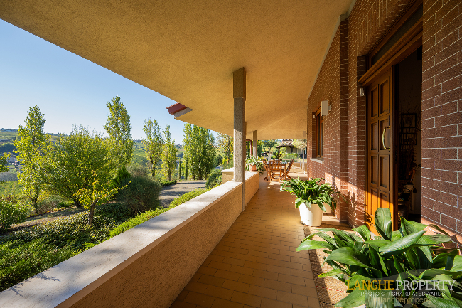 Barbaresco villa with stunning view of vineyards and Alps