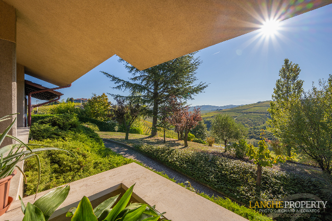 Barbaresco villa with stunning view of vineyards and Alps