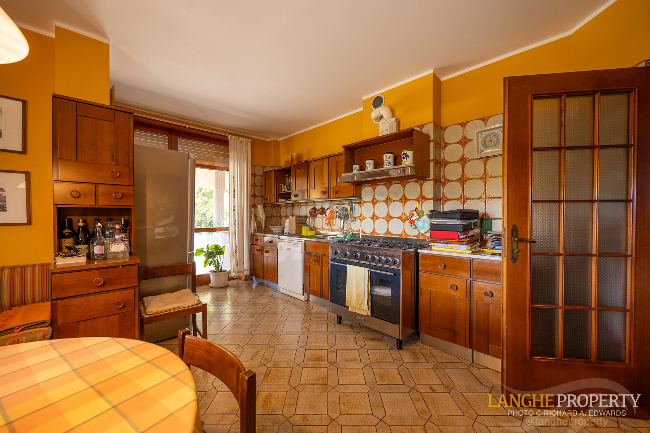 Barbaresco villa with stunning view of vineyards and Alps