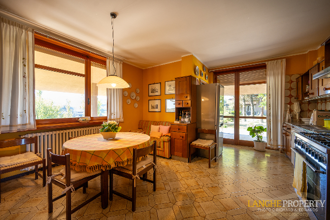 Barbaresco villa with stunning view of vineyards and Alps