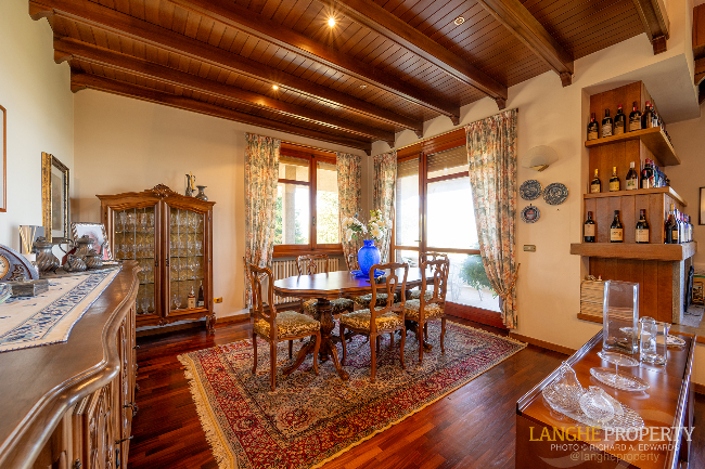 Barbaresco villa with stunning view of vineyards and Alps