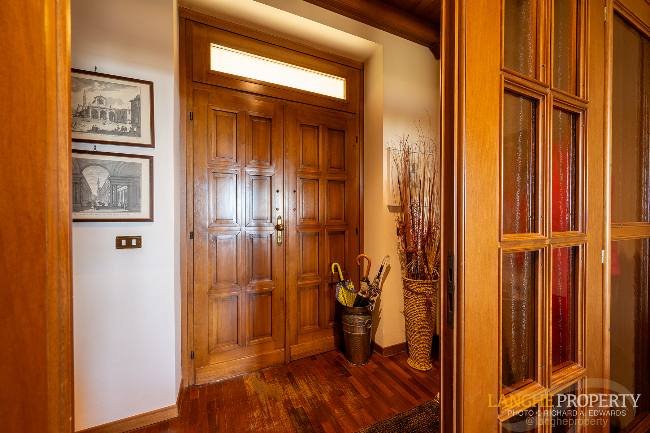 Barbaresco villa with stunning view of vineyards and Alps