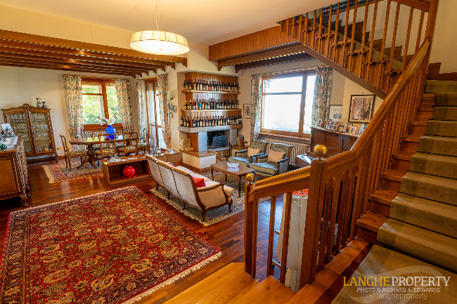 Barbaresco villa with stunning view of vineyards and Alps