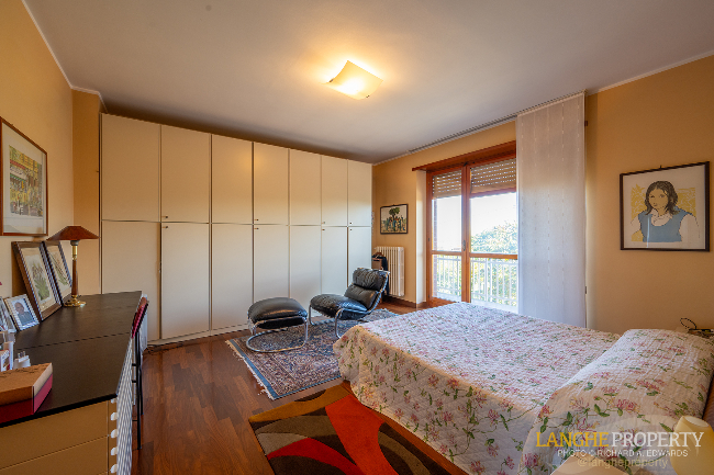 Barbaresco villa with stunning view of vineyards and Alps