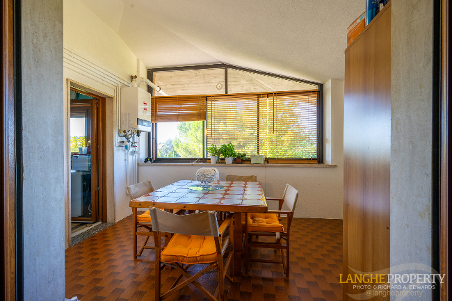 Barbaresco villa with stunning view of vineyards and Alps