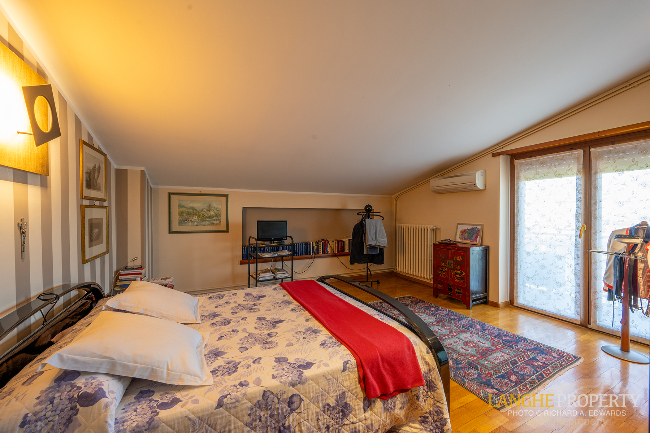 Barbaresco villa with stunning view of vineyards and Alps