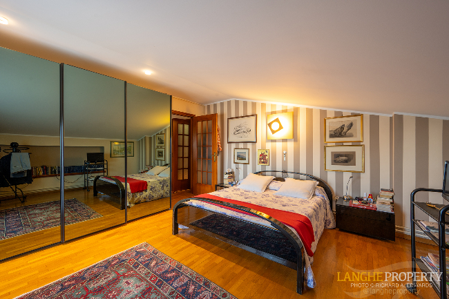 Barbaresco villa with stunning view of vineyards and Alps