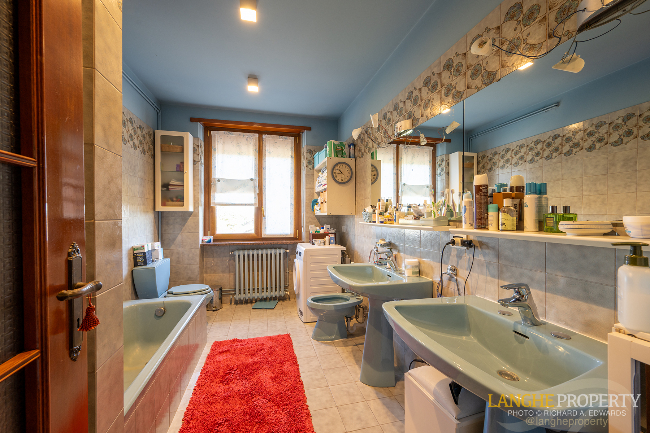 Barbaresco villa with stunning view of vineyards and Alps