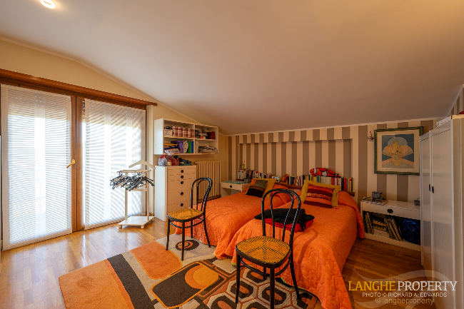 Barbaresco villa with stunning view of vineyards and Alps