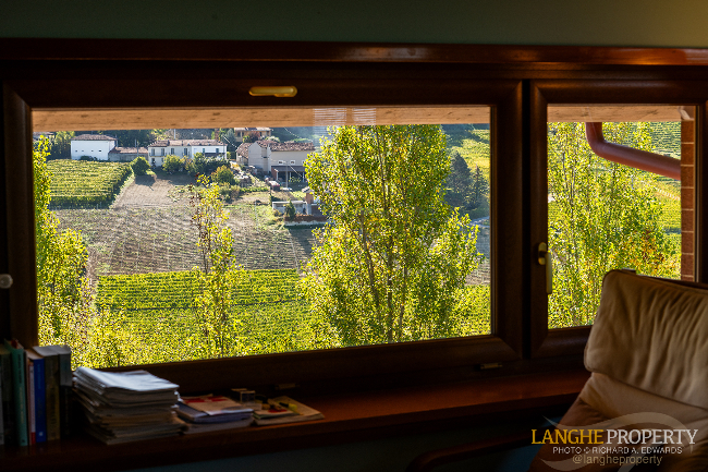 Barbaresco villa with stunning view of vineyards and Alps