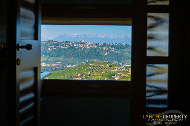 Barbaresco villa with stunning view of vineyards and Alps