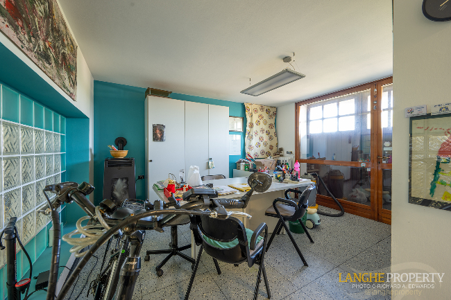 Barbaresco villa with stunning view of vineyards and Alps