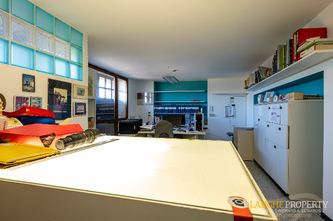 Barbaresco villa with stunning view of vineyards and Alps