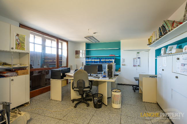 Barbaresco villa with stunning view of vineyards and Alps