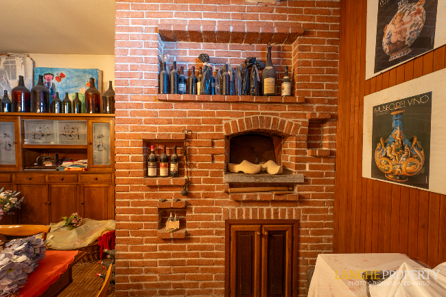 Barbaresco villa with stunning view of vineyards and Alps