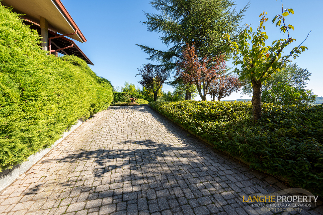 Barbaresco villa with stunning view of vineyards and Alps