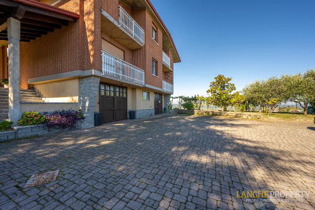Barbaresco villa with stunning view of vineyards and Alps